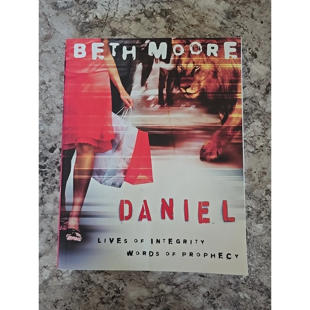 Daniel - Bible Study Book: Lives of Integrity, Words of Prophecy‎ Beth Moore